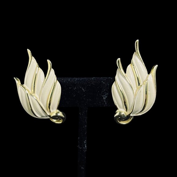 Emmons Gold Tone W/Off White Enamel Necklace & Tall Clip On Earrings Set (5321) - Picture 8 of 11